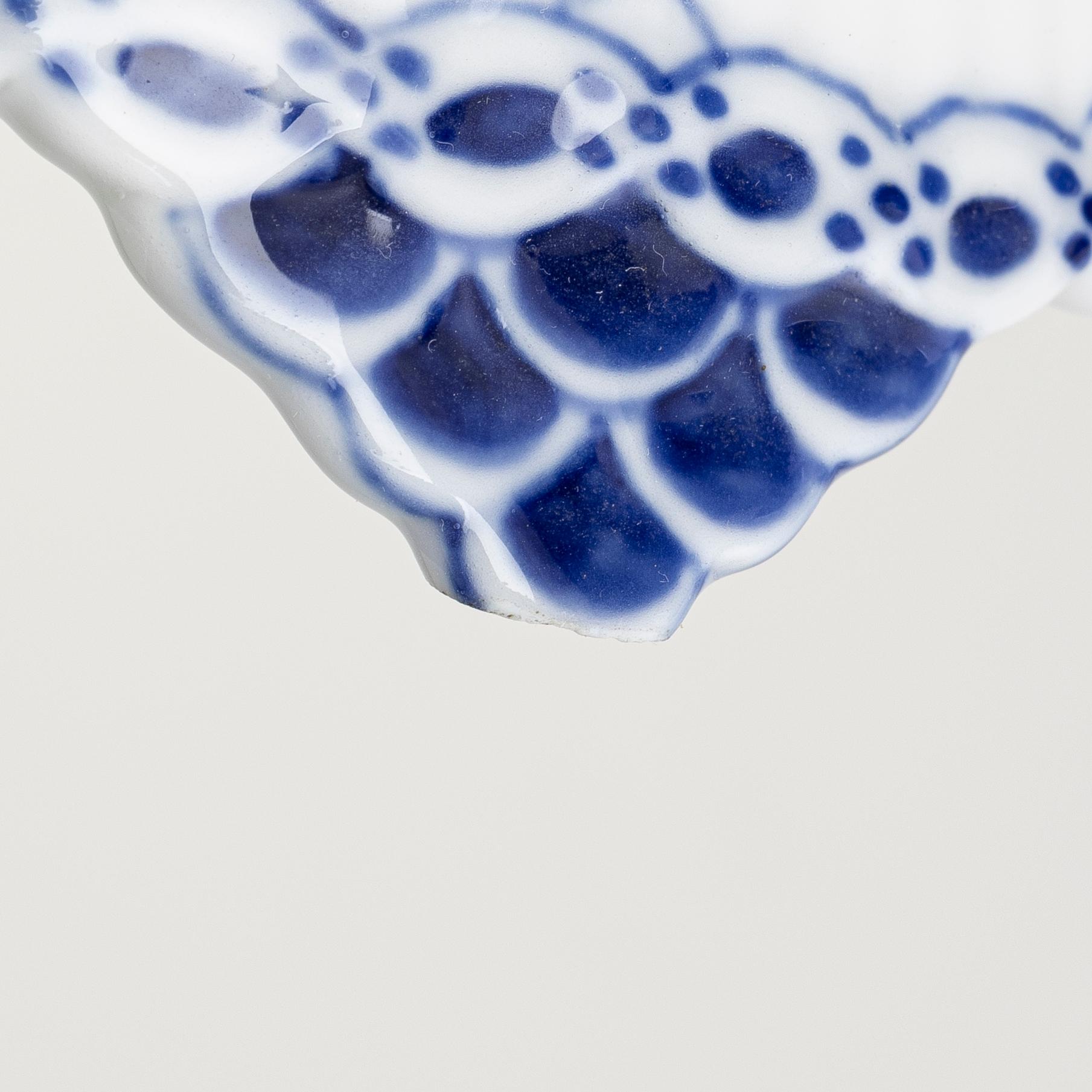 Royal Copenhagen, Skålfat på fot och vas, porslin, "Musselmalet halvblond" resp "Musselmalet helblond", modell 634 och 1043, 1889-1922.