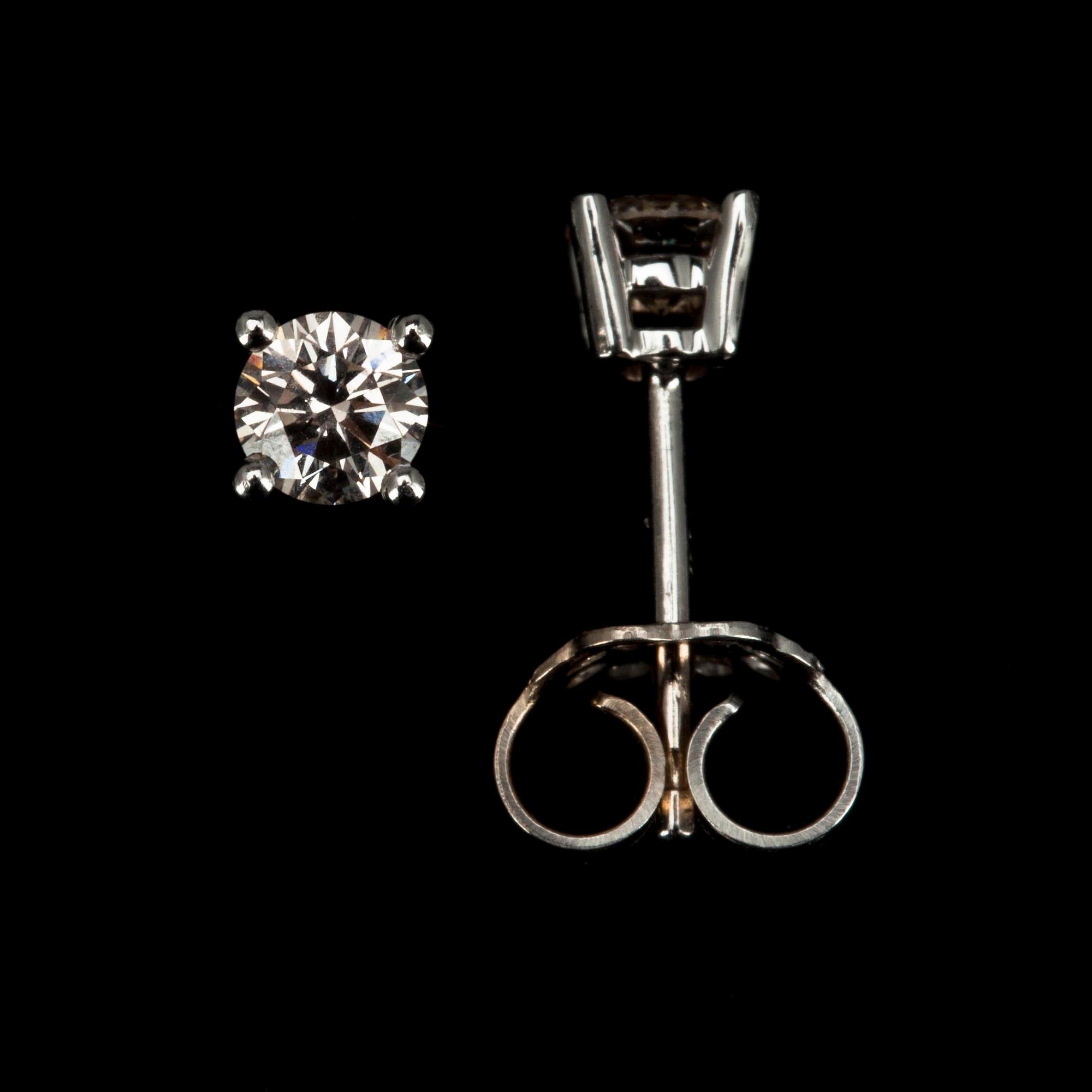 ÖRHÄNGEN, ett par, vitguld 18K, varsin briljantslipad diamant, tot. 0,51 ct. K-L/VS. 2000-tal. Vikt 1,6 g.