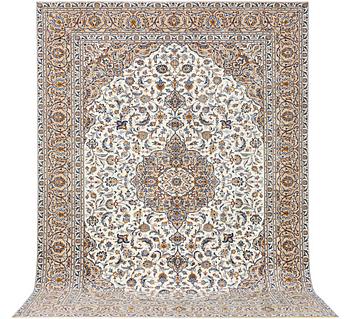 A Kashan carpet, c. 392 x 290 cm.