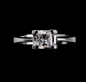 534. A RING, princess cut diamond 0.71 ct. H/vvs1 laserengraved ID no. GIA certifikat 18K white gold, weigth 5,1 g.