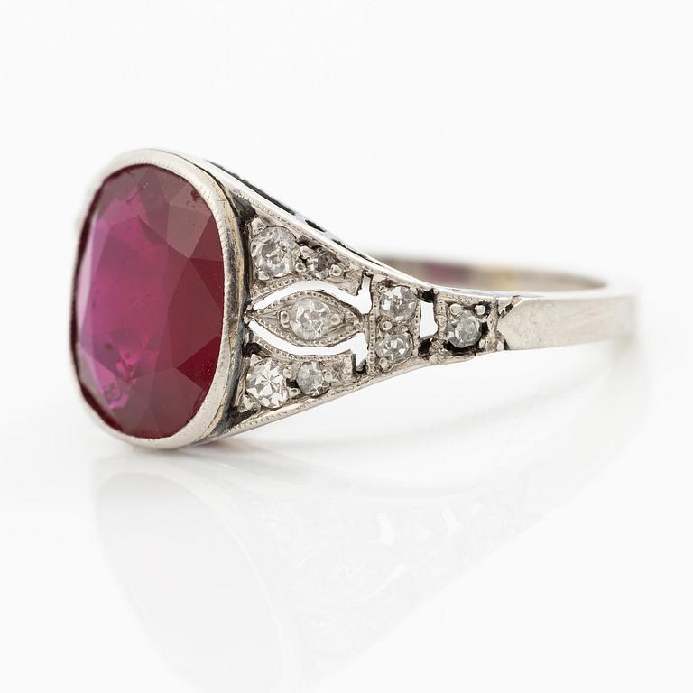 Ring platina med en fasettslipad rubin samt gammal- och åttkantslipade diamanter.