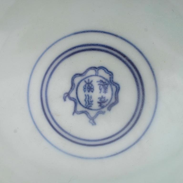 SKÅLAR på fot,  ett par, Kina, 1900-talets andra hälft.