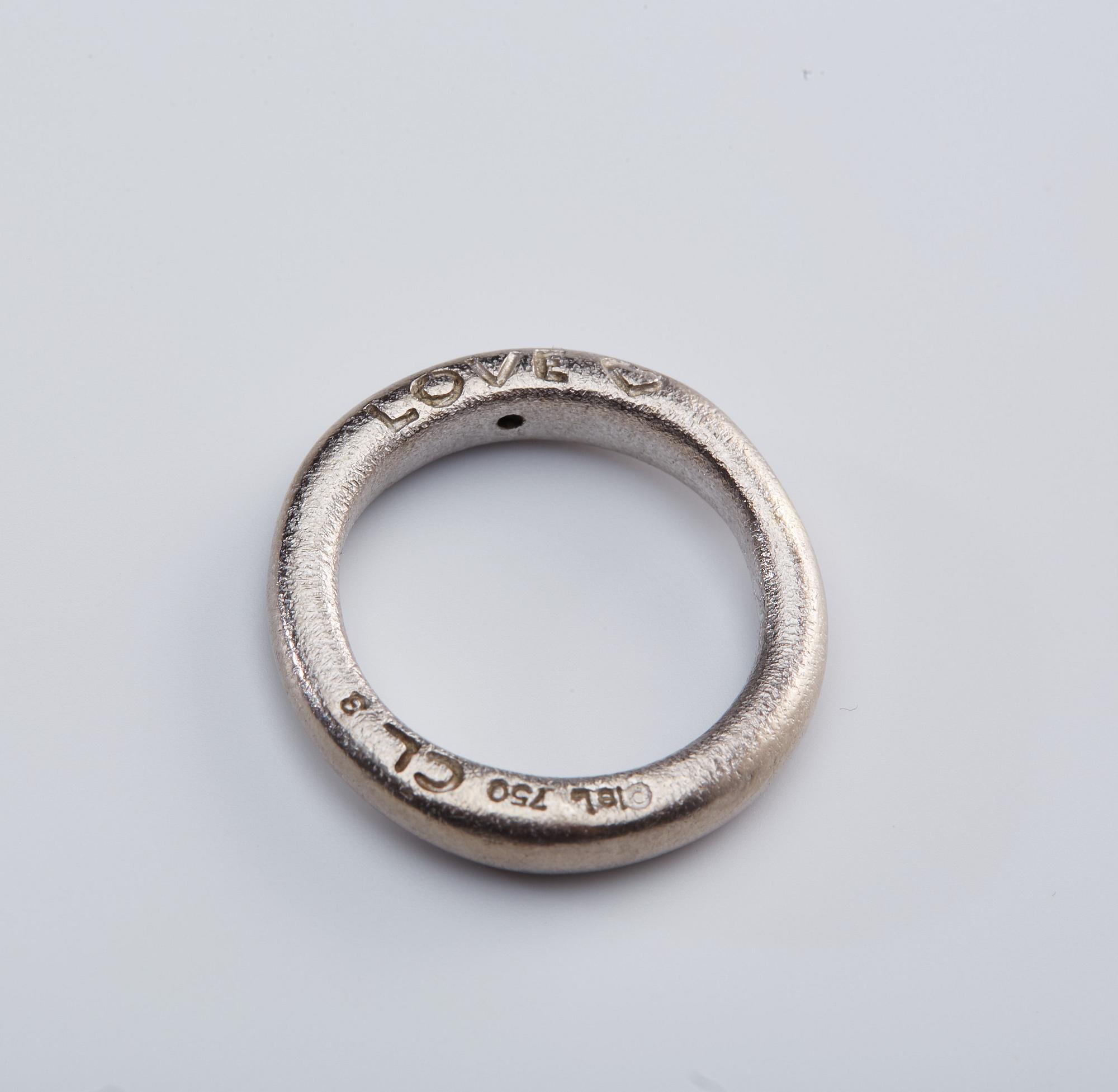 RING, Ole Lynggaard, "Love" nr 3. 18 k vitguld, 0,015 ct. Vikt ca 6 g.