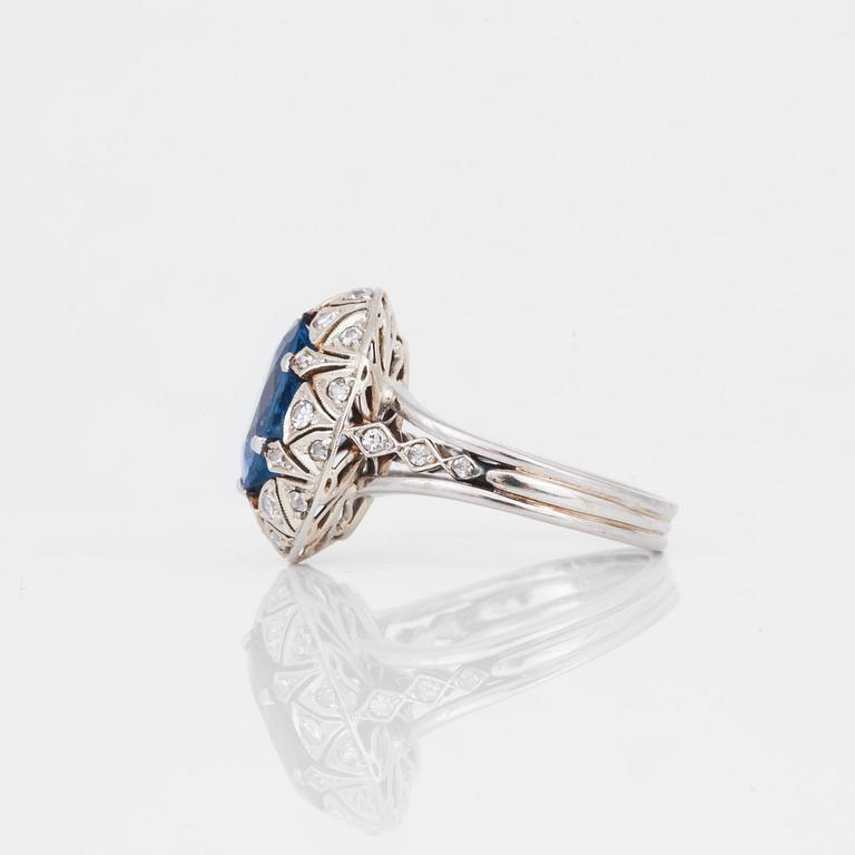 RING med diamanter samt Ceylonsafir ca 5.00 ct samt gammalslipade diamanter.