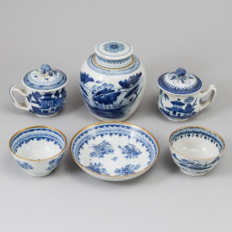 Five blue and white export porcelain objects, Qing dynasty, Qianlong (1736-95).