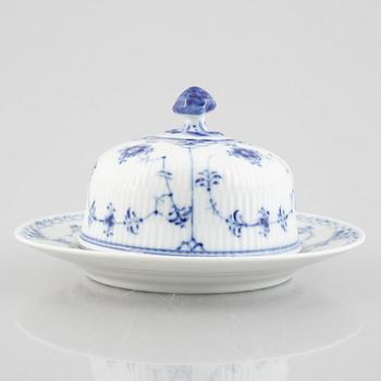 A 'Blue Fluted Half Lace' / 'Musselmalet' porcelain butter dish, Royal Copenhagen, model 502, 1960.