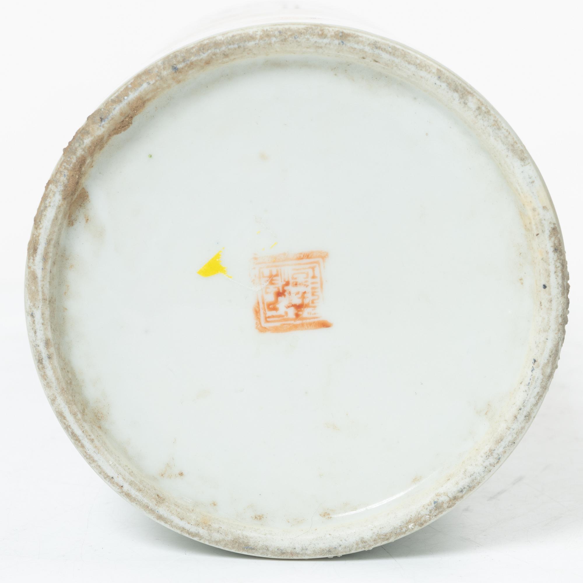 Penselvaser, två st, porslin. Kina, tidigt 1900-tal.