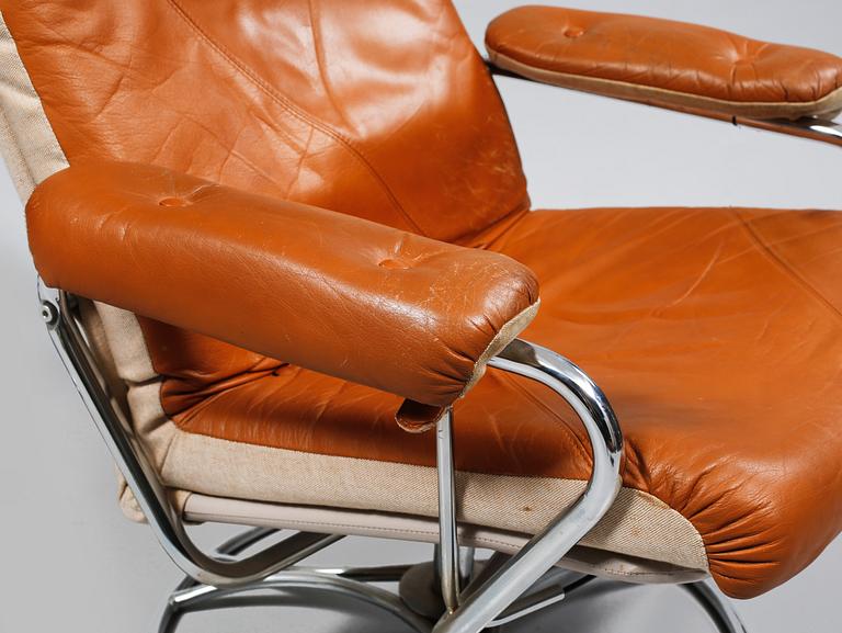 FÅTÖLJER, ett par, samt FOTPALL, 1900-talets andra hälft.