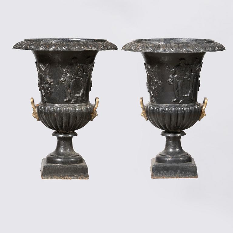 Garden urns, a pair, later part of the 20th century.