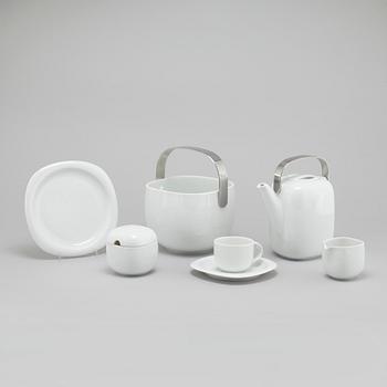 14 pieces of "Suomi" porcelain table ware, designed in 1976 by Timo Sarpaneva for Rosenthal.