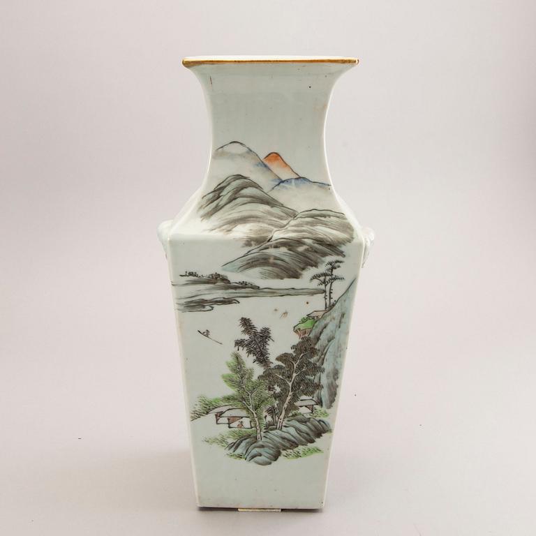 A Chinese porcelain vase, Qing dynasty, Guangxu (1875-1908.