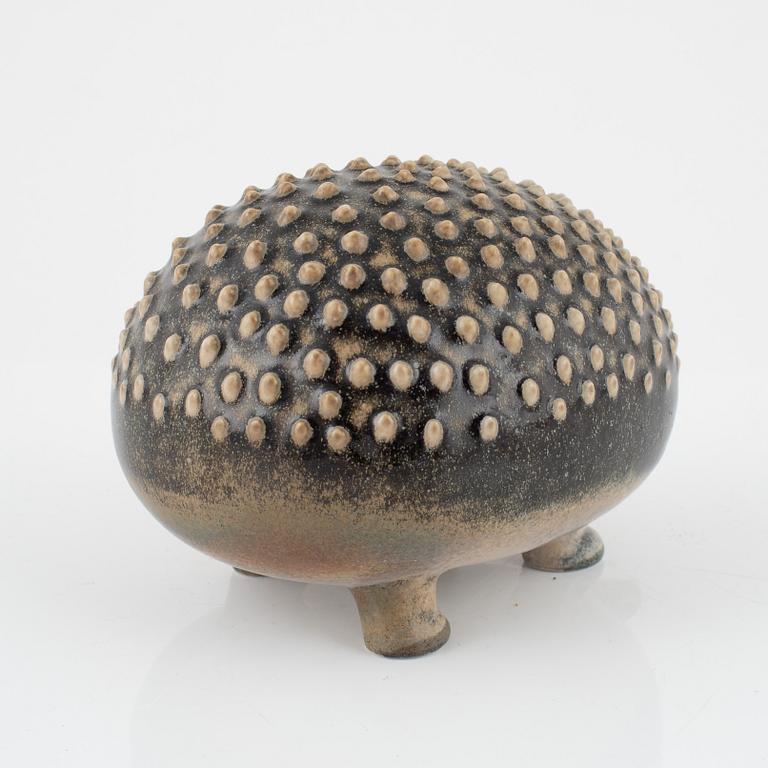 Lisa Larson, skulptur, Gustavsberg "Igelkott", för NK, Nordiska Kompaniet i samarbete med WWF. Limiterad upplaga om 2200.