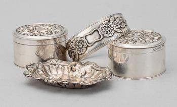 DOSOR, ett par, ARMBAND samt FAT, silver, 1800-tal. Bl a Adolf Lillja, Stockholm. Total vikt: ca 180 gram.