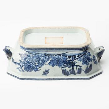 A blue and white tureen with cover, Qingdynasty, Qianlong (1736-95).