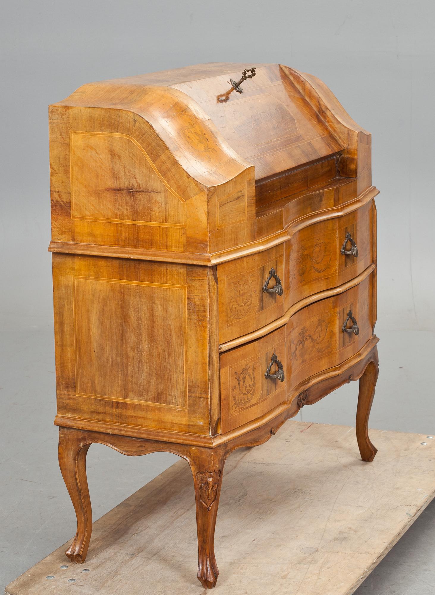 SEKRETÄR, senbarockstil. 1900-talets första hälft.