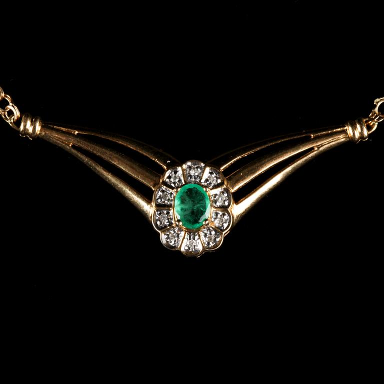 COLLIER OCH ÖRHÄNGEN, ett par, 18k guld med smaragder och små diamanter. Vikt 6,7 g.