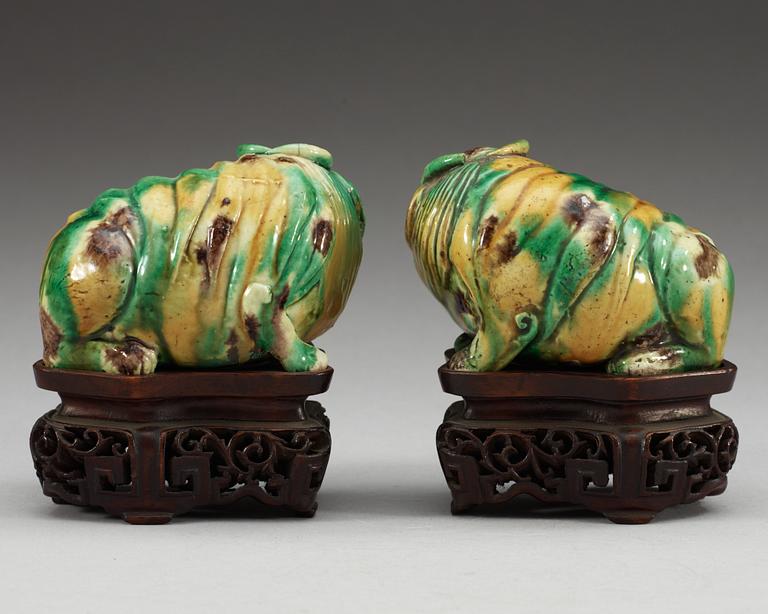 A pair of 'egg and spinach' mythological beasts, Qing dynasty, Kangxi (1662-1722).
