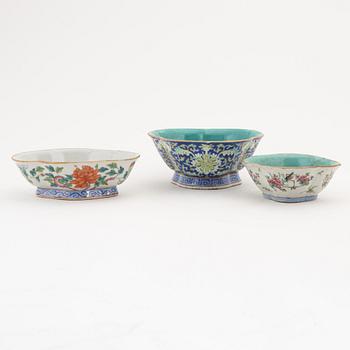 A group of three famille rose bowl, Qing dynasty, early 20th Century.