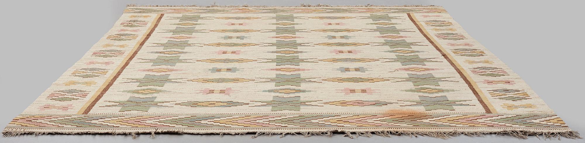 Märta Måås-Fjetterström, A CARPET, "Vit botten", flat weave, ca 352,5 x 271,5 cm, signed MMF.