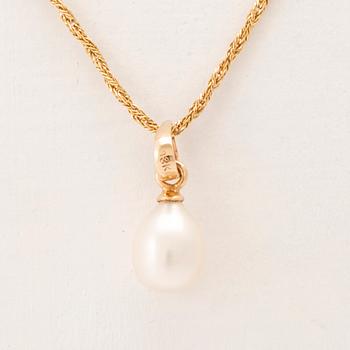 An 18K gold neckalce with a drop-shaped cultured pearl.