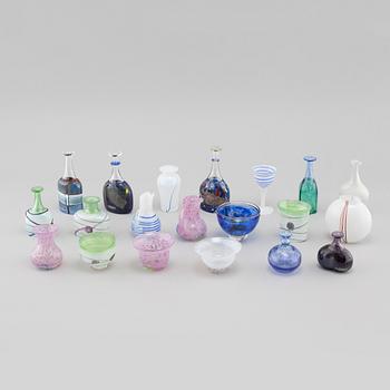 MINIATYRER, 20 st, glas, Bertil Vallien och Ulrica Hydman Vallien, Kosta Boda, signerade och numrerade, sent 1900-tal.