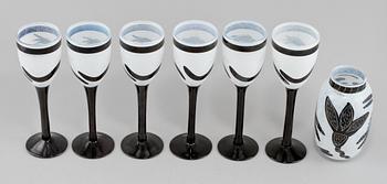 VINGLAS, 6 st, samt VAS, Ulrica Hydman-Vallien, Kosta Boda, signerade. 1900-talets senare del.