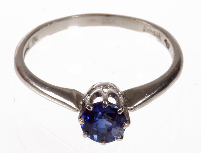 RING, vitguld 23 k, med safir.