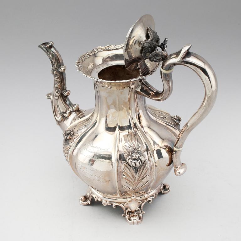 KAFFEKANNA, silver, Gustaf Folcker, Stockholm 1850. Vikt ca 1139 gram.