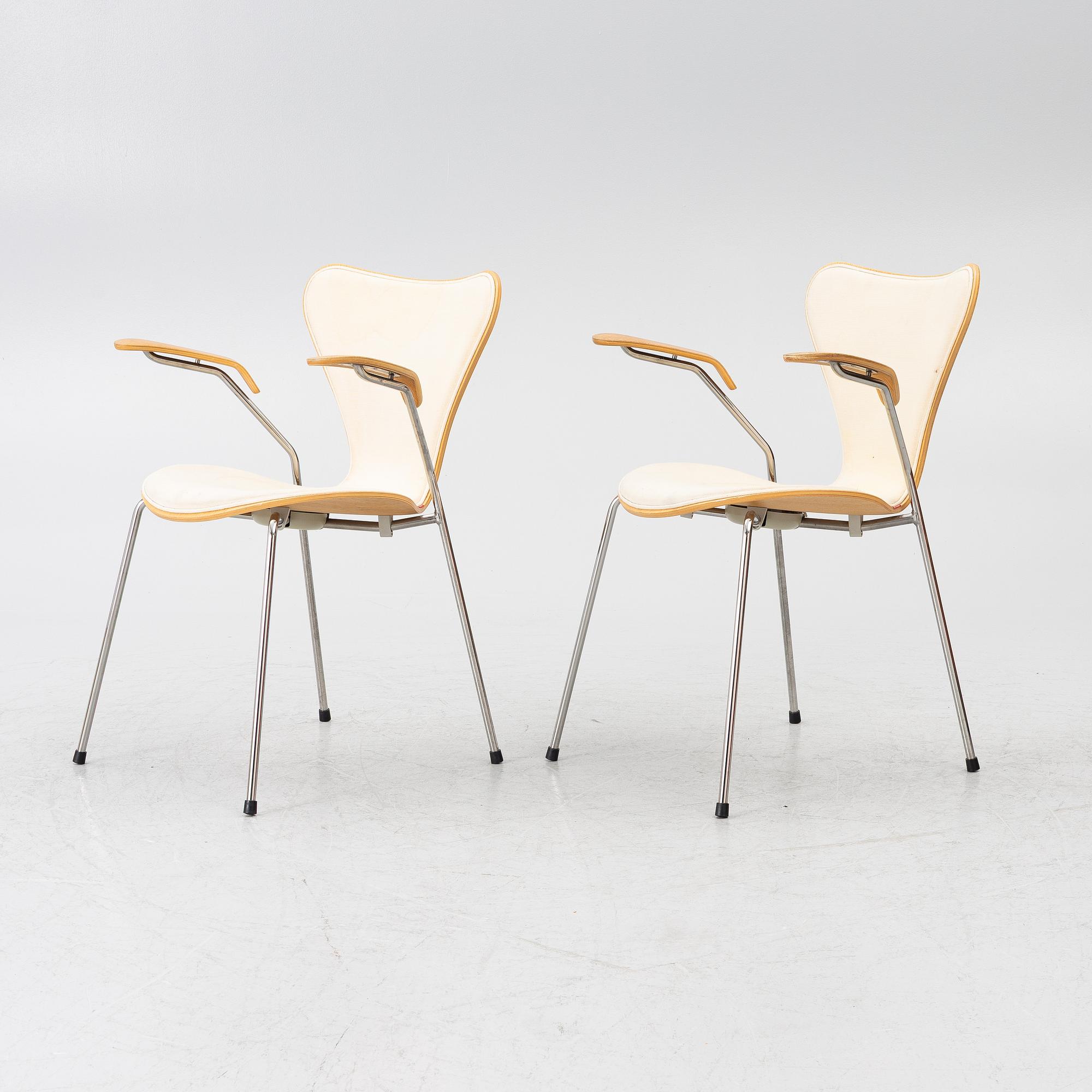 Arne Jacobsen, Armchairs, a pair, “The Seven”, Fritz Hansen, Denmark.