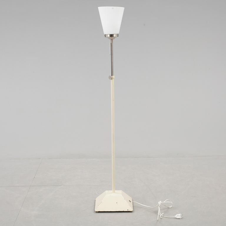 GOLVLAMPA, Stille, 1900-talets första hälft.