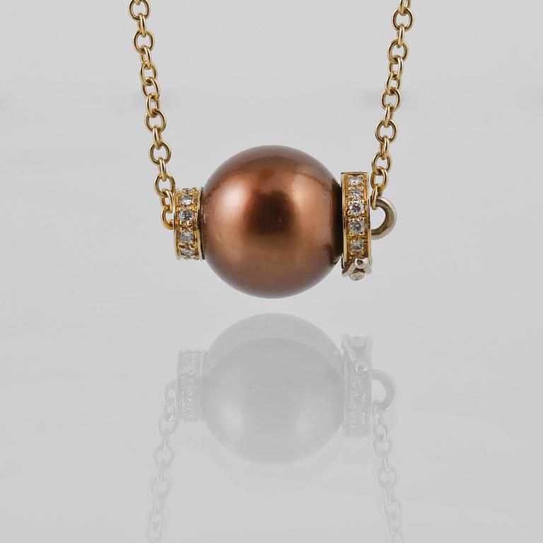 HÄNGE, 18K guld med odlad Tahiti-pärla  och briljantslipade diamanter 0.11 ct. Vikt 9,2 gram.