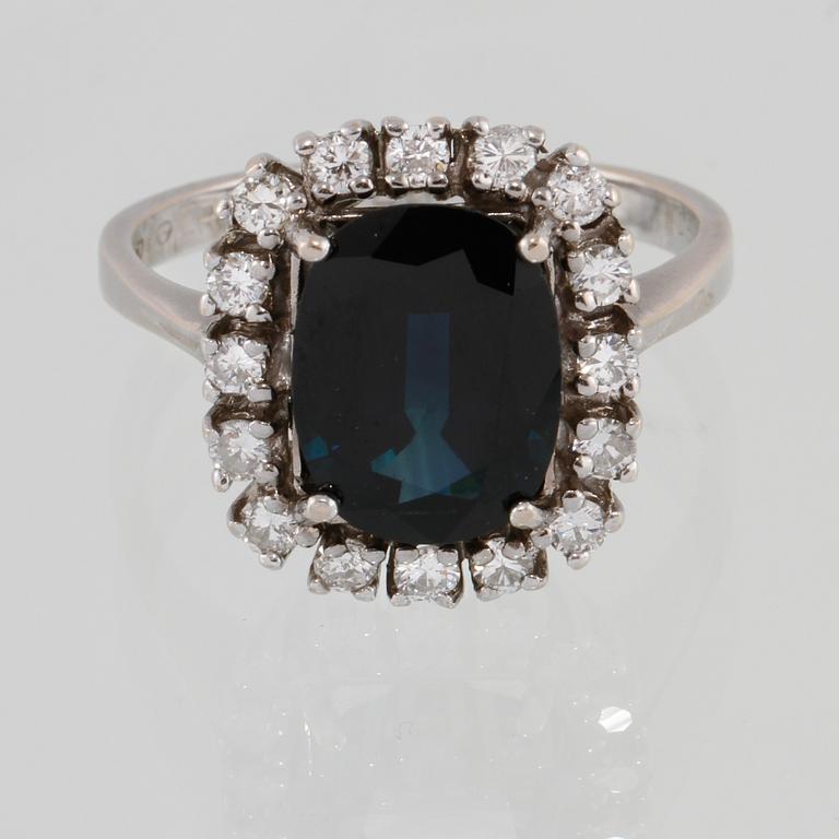 RING, 18K vitguld med fasettslipad blå safir samt briljantslipade diamanter 0.56 ct, importstämplad. Vikt 6,2 gram.