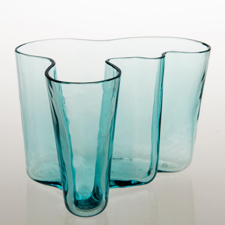 ALVAR AALTO, A '9750' vase Karhula Glassworks in production 1937-1949. Finland.