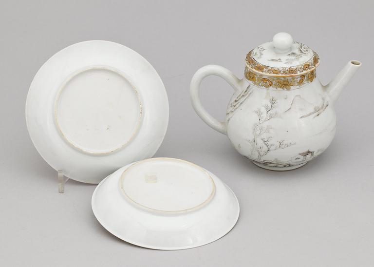 TEKANNA med LOCK, samt två FAT, kompaniporslin. Qing dynastin, Qianlong (1736-95).