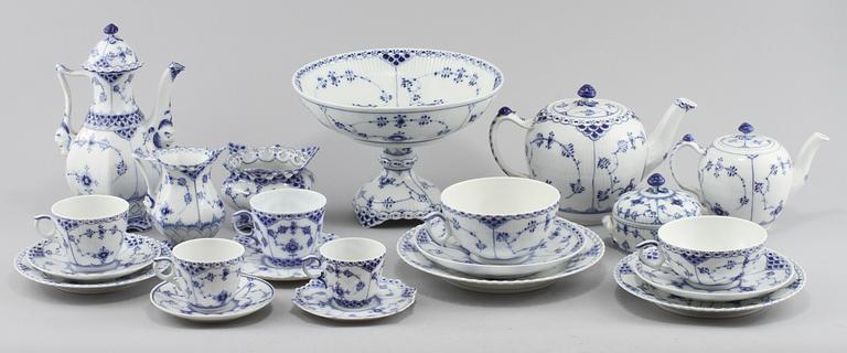 SERVISDELAR, 61 delar, porslin, "Musselmalet", Royal Copenhagen, 1900-talets andra hälft.