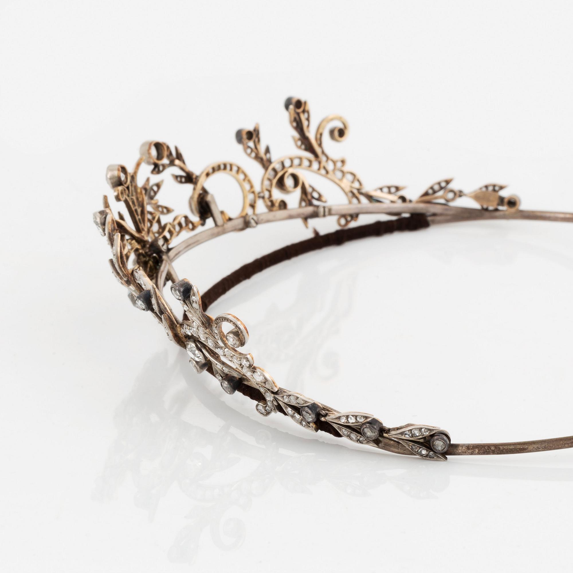 A tiara/necklace combination with old- and rose-cut diamonds.