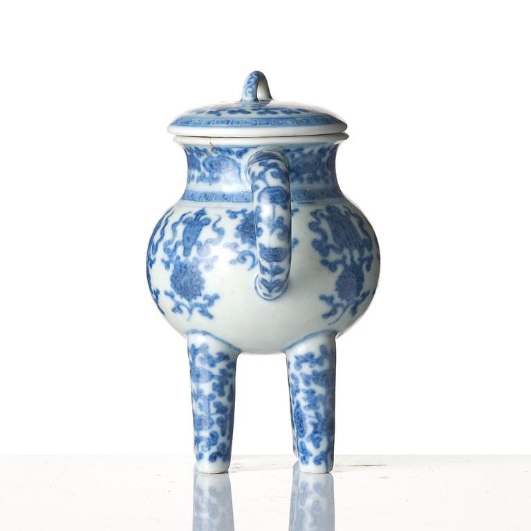 Kanna med lock, porslin. Qingdynastin med Qianlongs märke.