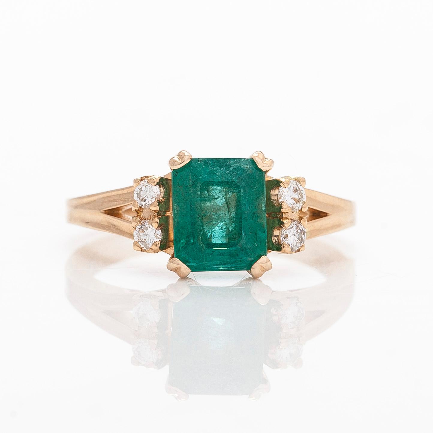 Ring, 14K guld, med smaragd och diamanter.