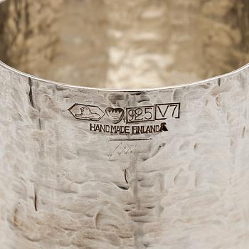 Tapio Wirkkala, malja ja pikareita 2 kpl, sterlinghopeaa, Kultakeskus Hämeenlinna, 1970, 1974 ja 1979.