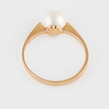 RING, 18K guld med odlad pärla, Bengt Hallberg, Köping, 1962. Vikt 1,8 gram.