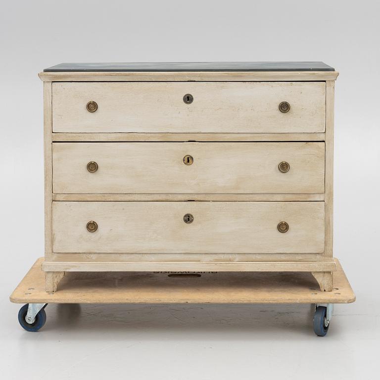 A chest of drawers, 19th century.