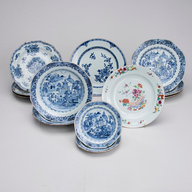 TALLRIKAR, 13 ST, porslin, Kina, Qianlong 1736-1795.