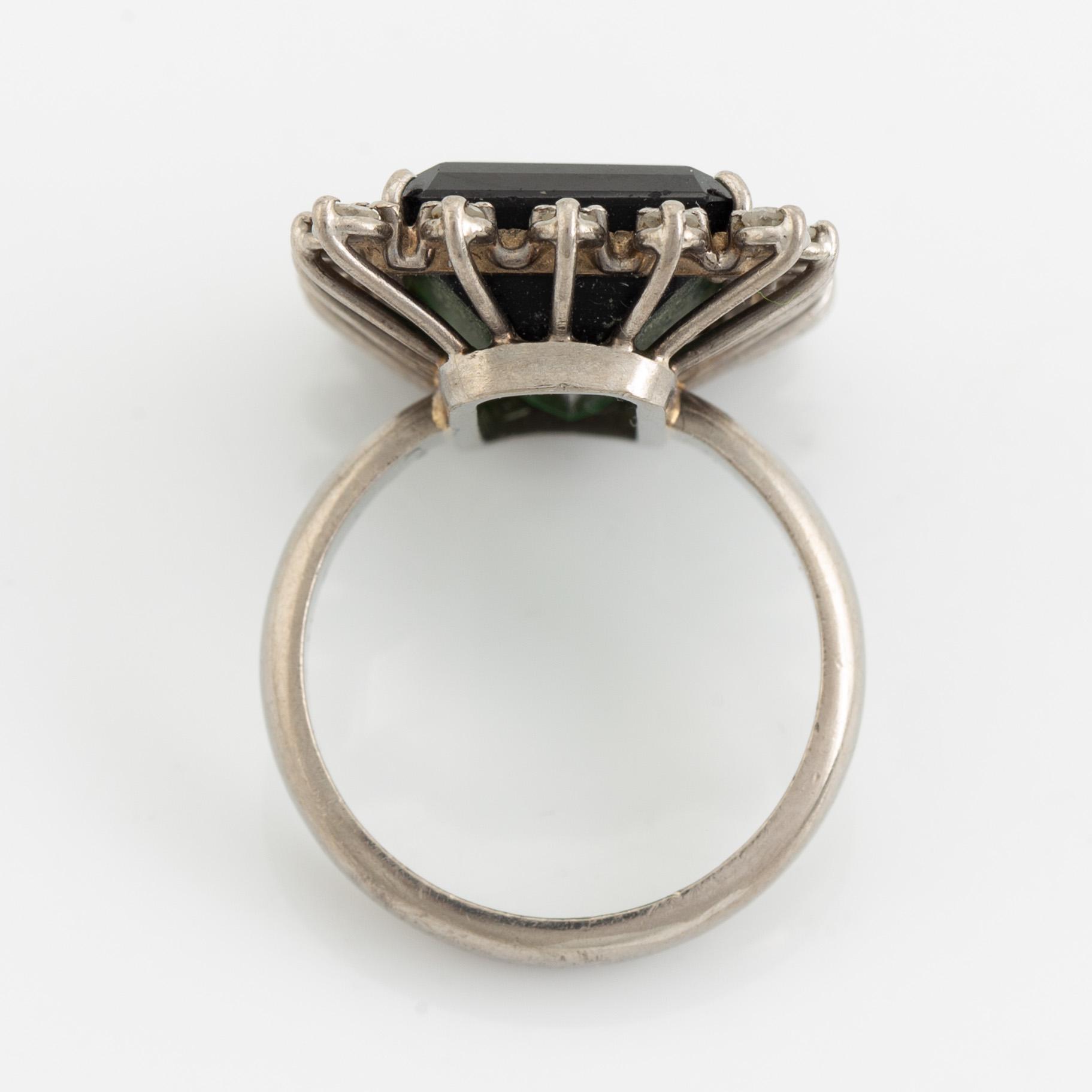 Cocktailring, 18K vitguld med grön turmalin och åttkantslipade diamanter.