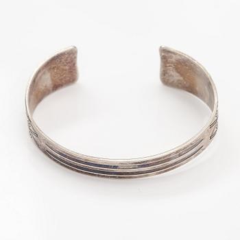 Germund Paaer, Rannekoru, sterlinghopeaa. Kalevala Koru, Helsinki 2010.