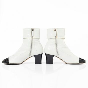Chanel, ankle boots, size 37C.