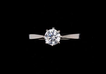 564. A RING, brilliant cut diamond c. 0.58 ct. Marked RVH, Stockholm 1975. 18K white gold, weight 2,2 g.