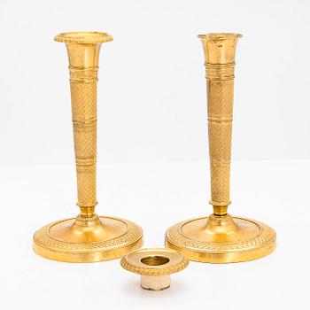 Ljusstakar, ett par, förgylld brons, empire, 1800-talets första hälft.