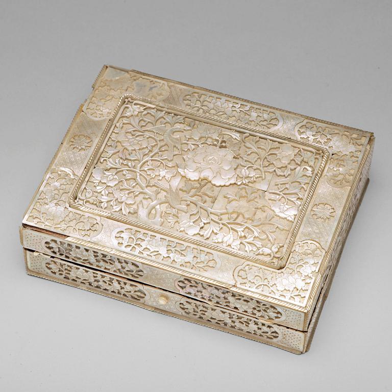 A mother of pearl inlayed box with cover, Qing dynasty, circa 1800.