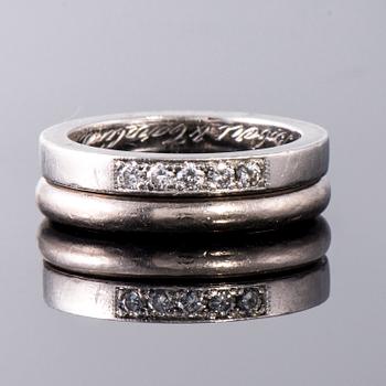 RINGAR, platina, andra med 5 briljantslipade diamanter. T. Tillander. Vikt 5,2 + 4,3 g. Helsingfors 2004.