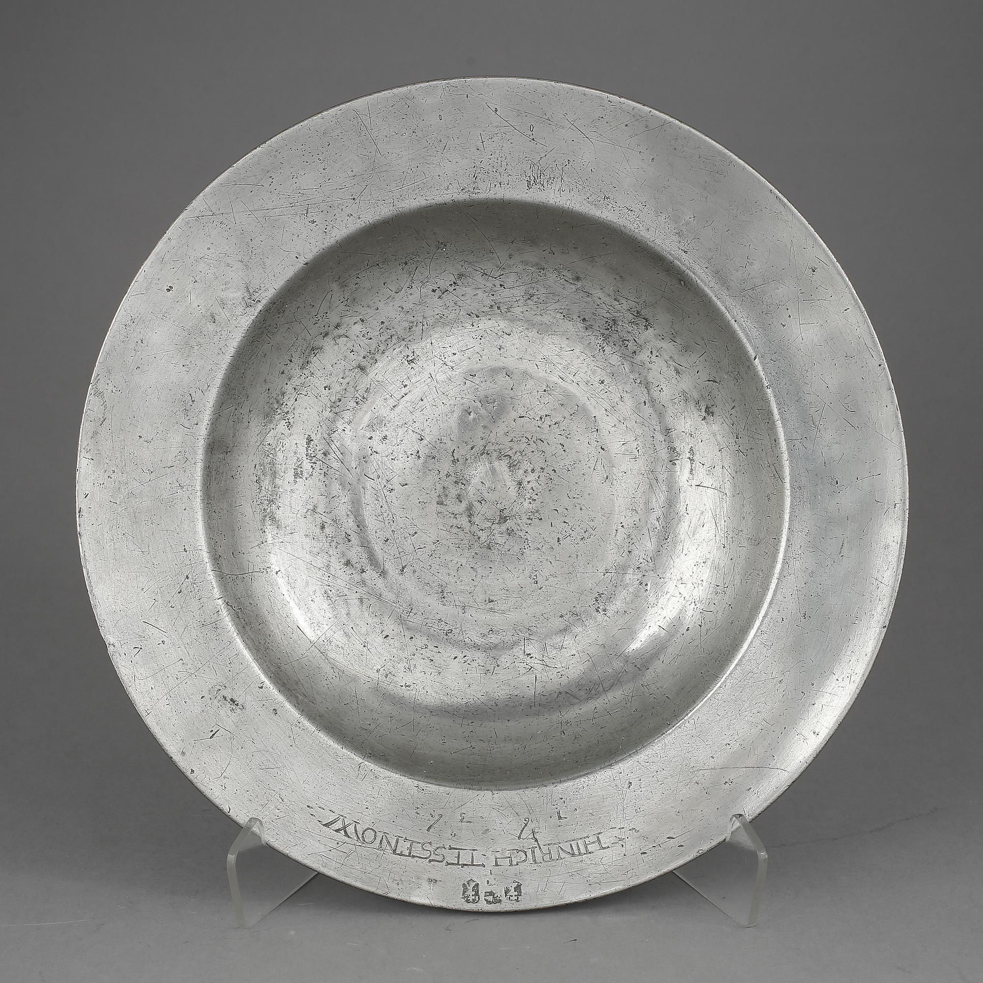 FAT, tenn, otydliga stämplar, märkt 1636.